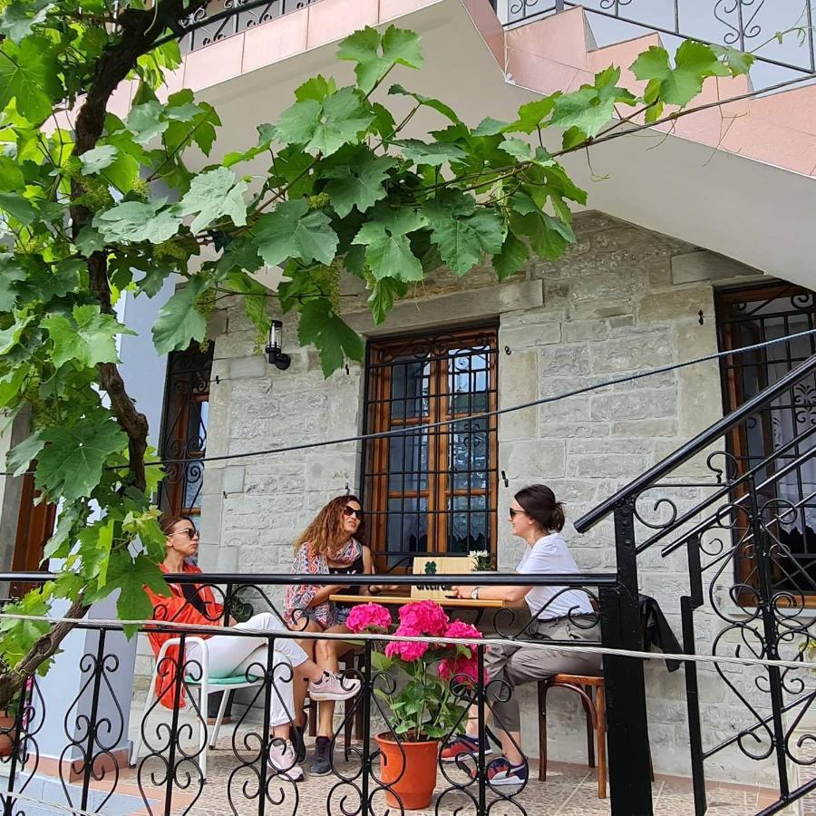 Garden Guest House Permet Luaran gambar