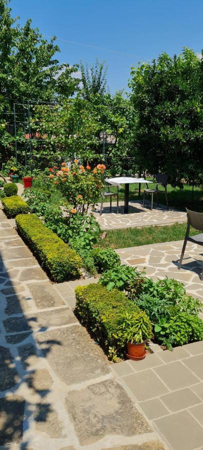Garden Guest House Permet Luaran gambar